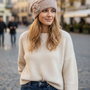 Beretă tricotată manual din mohair Visone  eleganță și rafinament italian