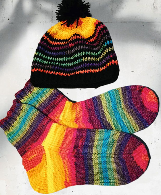 Set Explozie de Culoare , sosete tricotate si caciula crosetata