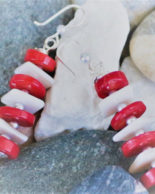 Cercei handmade din sarma sidef si coral