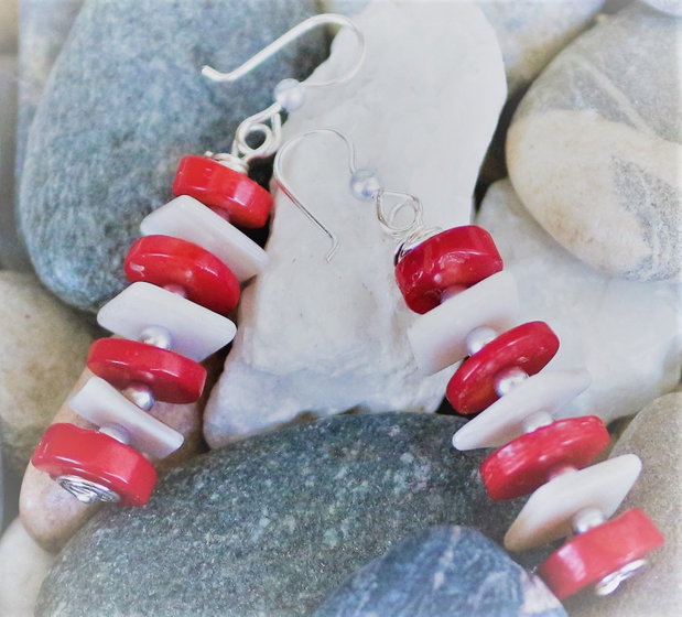 Cercei handmade din sarma sidef si coral