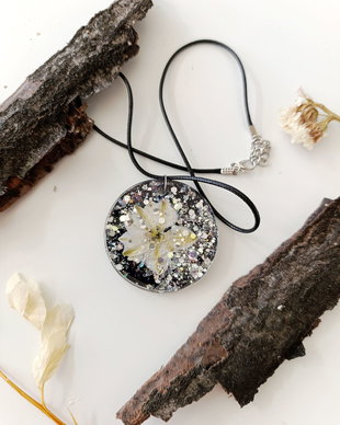 Drowning in Silver - Pandantiv handmade unicat din rasina cu flori naturale si insetii de vopsea
