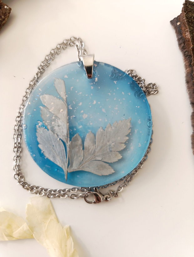 Quiet Snowfall - Pandantiv handmade unicat din rasina cu flori naturale si insetii de vopsea