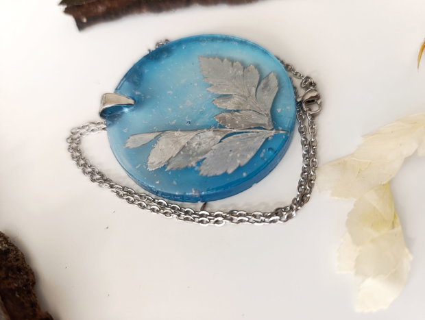 Quiet Snowfall - Pandantiv handmade unicat din rasina cu flori naturale si insetii de vopsea
