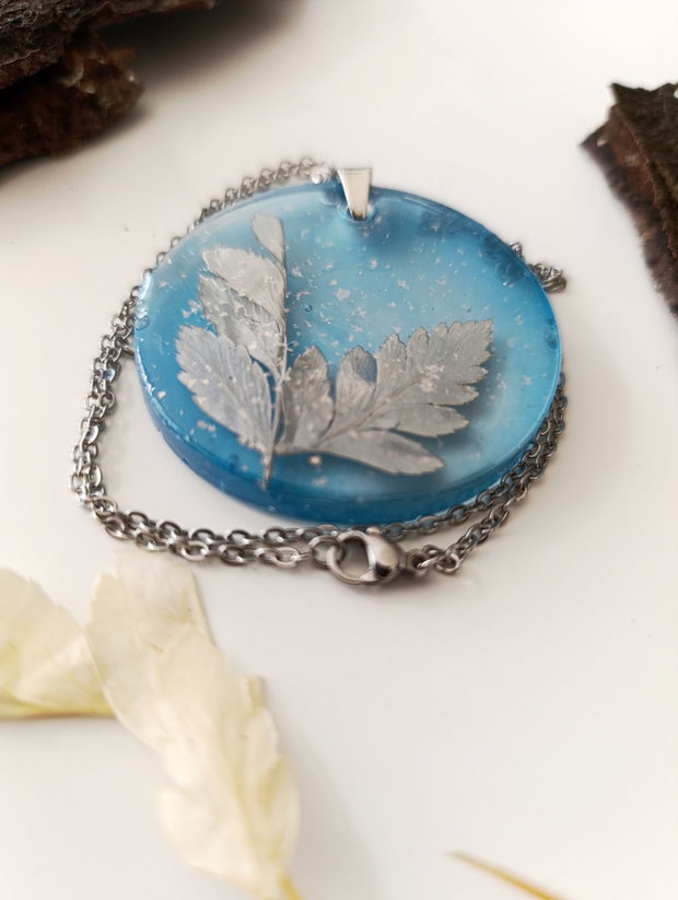 Quiet Snowfall - Pandantiv handmade unicat din rasina cu flori naturale si insetii de vopsea