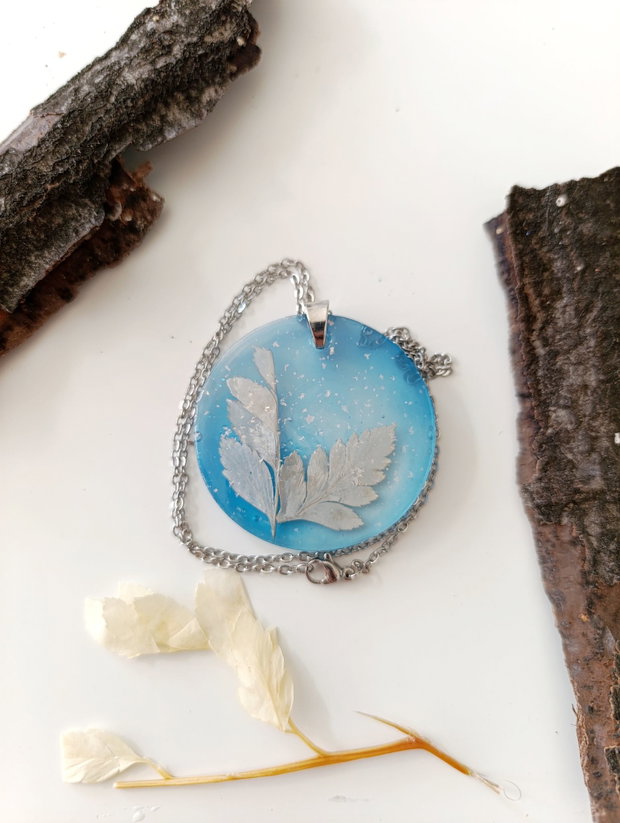 Quiet Snowfall - Pandantiv handmade unicat din rasina cu flori naturale si insetii de vopsea