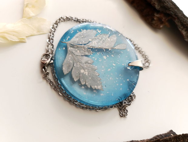 Quiet Snowfall - Pandantiv handmade unicat din rasina cu flori naturale si insetii de vopsea