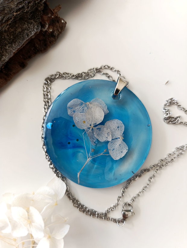 Central Stage -Pandantiv handmade unicat din rasina cu flori naturale si insetii de vopsea
