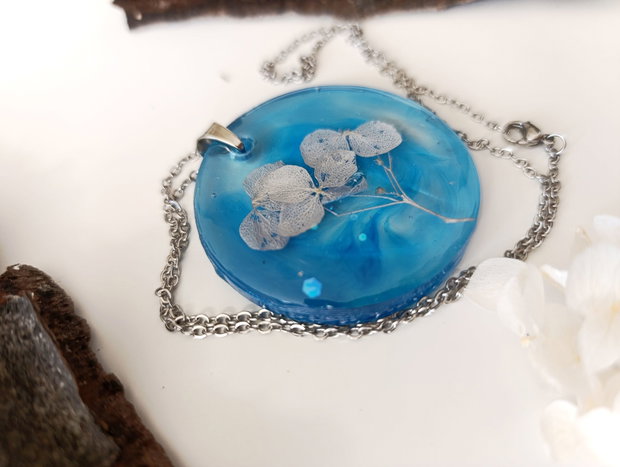 Central Stage -Pandantiv handmade unicat din rasina cu flori naturale si insetii de vopsea