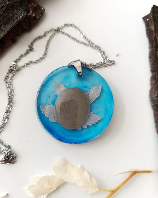 Angel Egg - Pandantiv handmade unicat din rasina cu flori naturale si insetii de vopsea