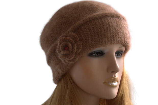 Beretă tricotată manual din mohair Visone eleganță și rafinament italian