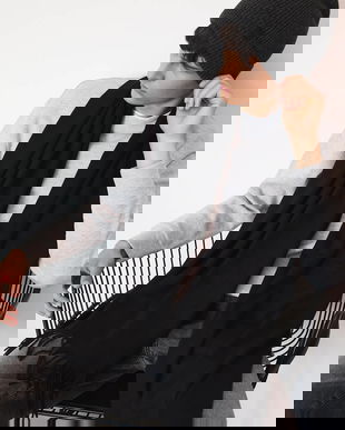 Medicine sal culoarea negru, neted