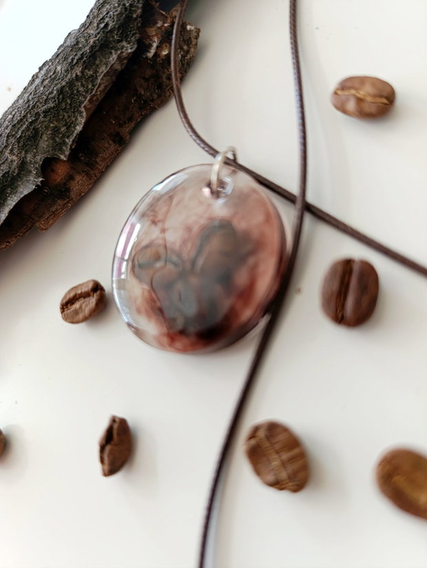 Bold - Pandantiv handmade unicat din rasina cu flori naturale si insetii de vopsea