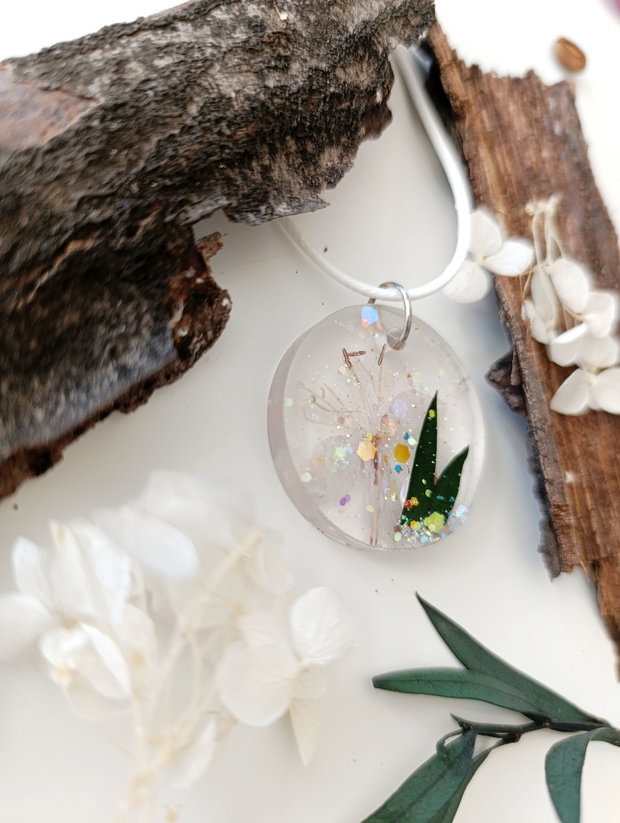 Exclusive -Pandantiv handmade unicat din rasina cu flori naturale si insetii de vopsea