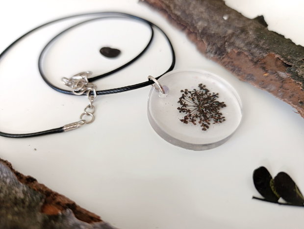 Striking - Pandantiv handmade unicat din rasina cu flori naturale si insetii de vopsea