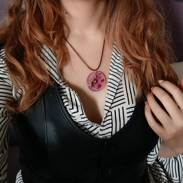 Deep - Pandantiv handmade unicat din rasina cu flori naturale si insetii de vopsea
