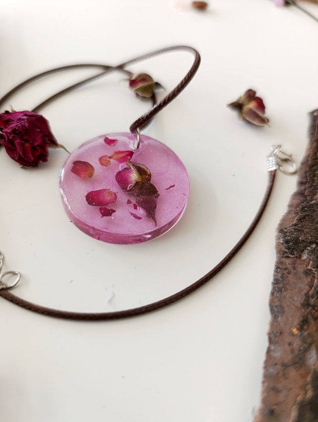 Deep - Pandantiv handmade unicat din rasina cu flori naturale si insetii de vopsea