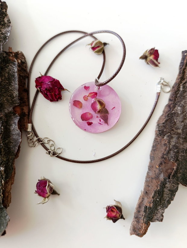 Deep - Pandantiv handmade unicat din rasina cu flori naturale si insetii de vopsea