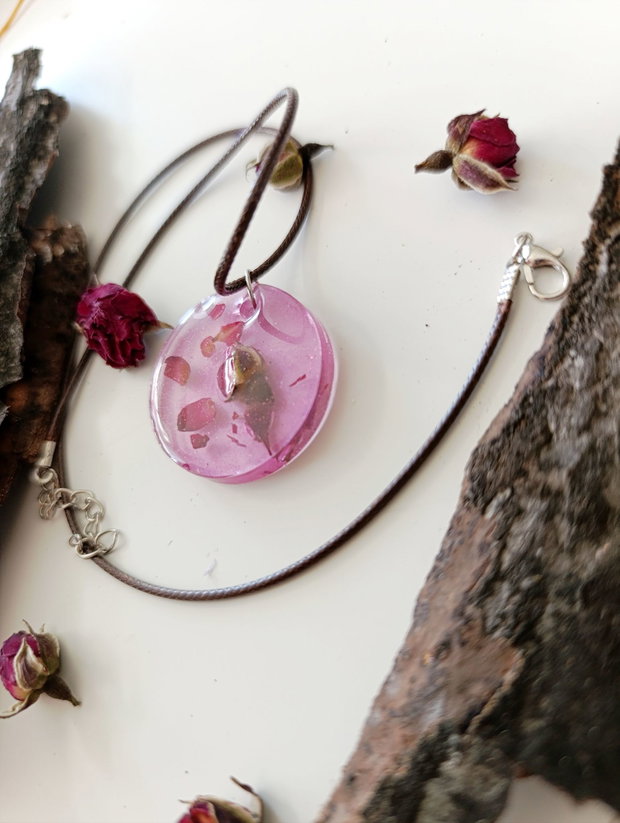 Deep - Pandantiv handmade unicat din rasina cu flori naturale si insetii de vopsea