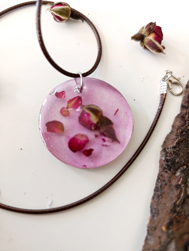Deep - Pandantiv handmade unicat din rasina cu flori naturale si insetii de vopsea