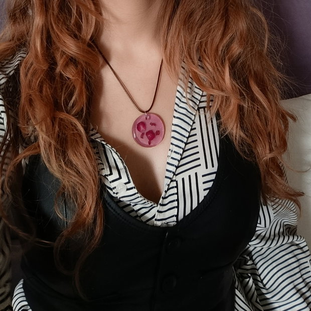 Connected -Pandantiv handmade unicat din rasina cu flori naturale si insetii de vopsea