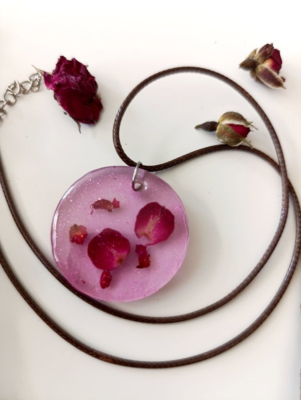 Connected -Pandantiv handmade unicat din rasina cu flori naturale si insetii de vopsea