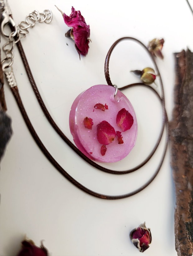 Connected -Pandantiv handmade unicat din rasina cu flori naturale si insetii de vopsea