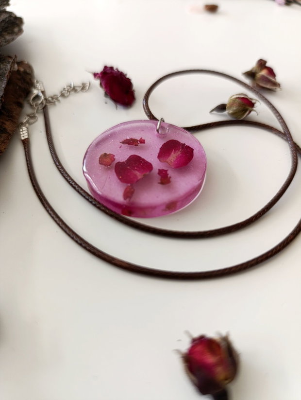 Connected -Pandantiv handmade unicat din rasina cu flori naturale si insetii de vopsea