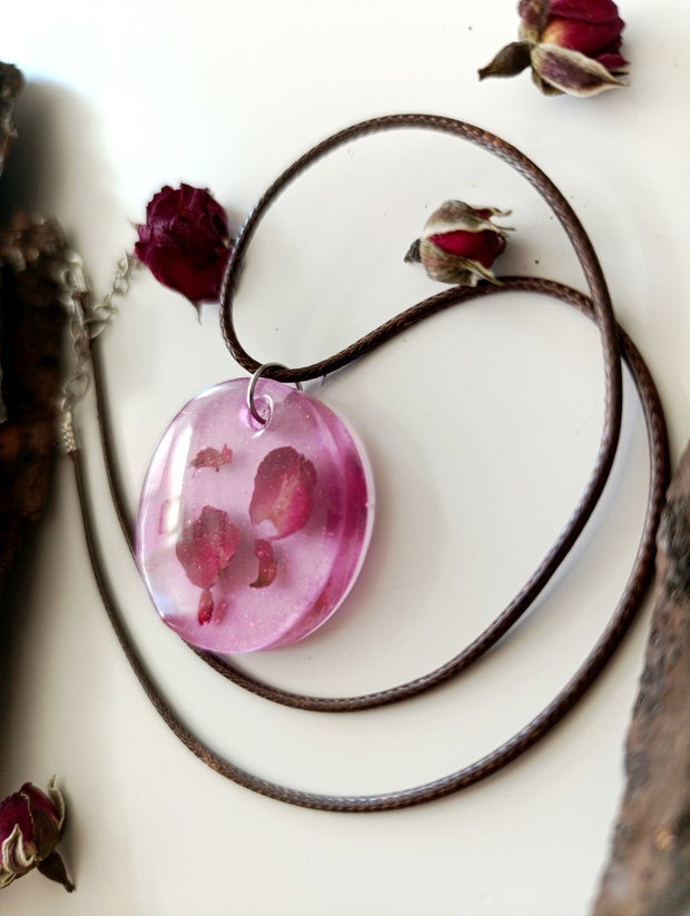 Connected -Pandantiv handmade unicat din rasina cu flori naturale si insetii de vopsea