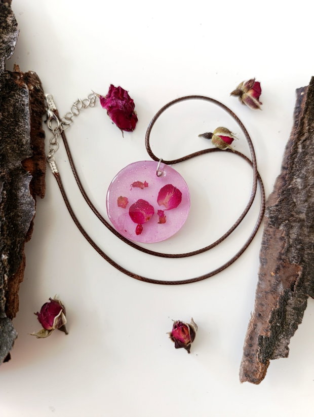 Connected -Pandantiv handmade unicat din rasina cu flori naturale si insetii de vopsea