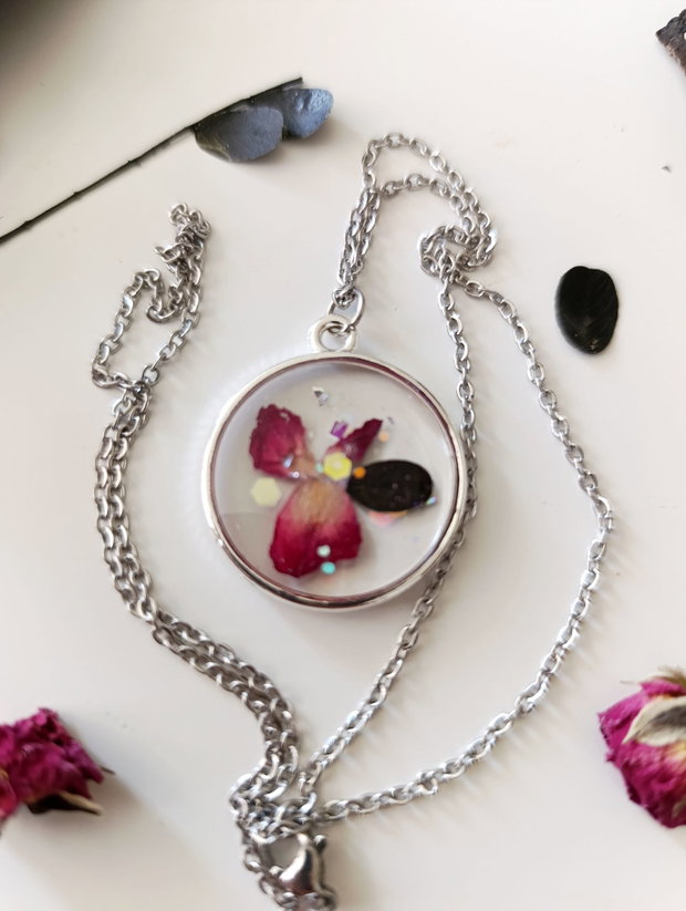 Do Roses in the Park Look up to the ones in the bride's buchet? -Pandantiv handmade unicat din rasina cu flori naturale si insetii de vopsea