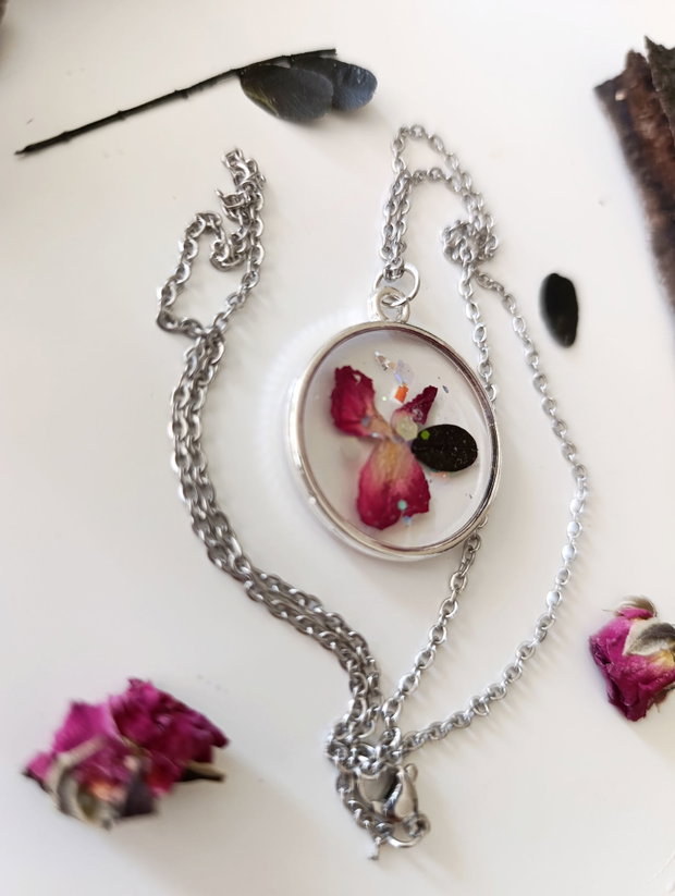 Do Roses in the Park Look up to the ones in the bride's buchet? -Pandantiv handmade unicat din rasina cu flori naturale si insetii de vopsea