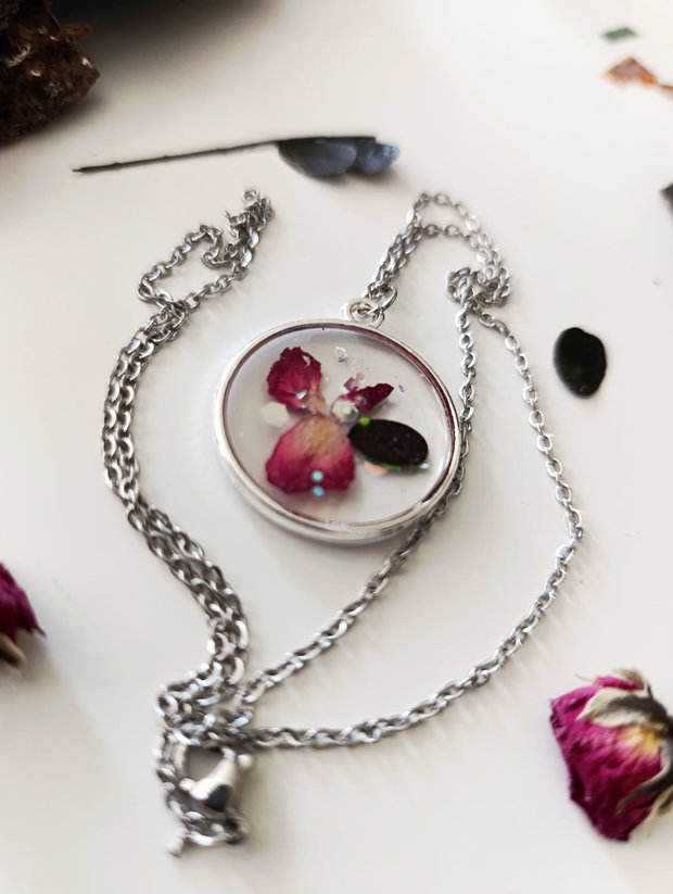 Do Roses in the Park Look up to the ones in the bride's buchet? -Pandantiv handmade unicat din rasina cu flori naturale si insetii de vopsea