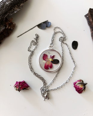 Do Roses in the Park Look up to the ones in the bride's buchet? -Pandantiv handmade unicat din rasina cu flori naturale si insetii de vopsea