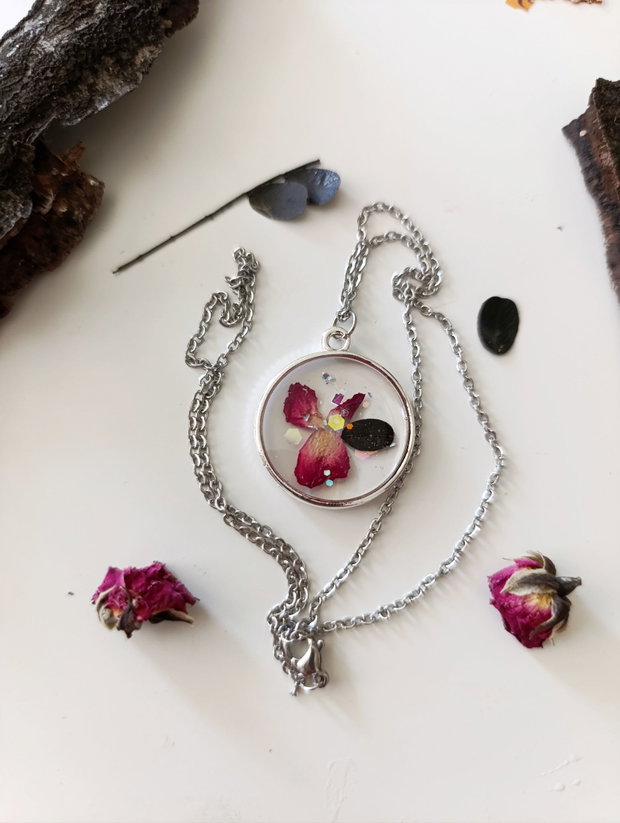 Do Roses in the Park Look up to the ones in the bride's buchet? -Pandantiv handmade unicat din rasina cu flori naturale si insetii de vopsea