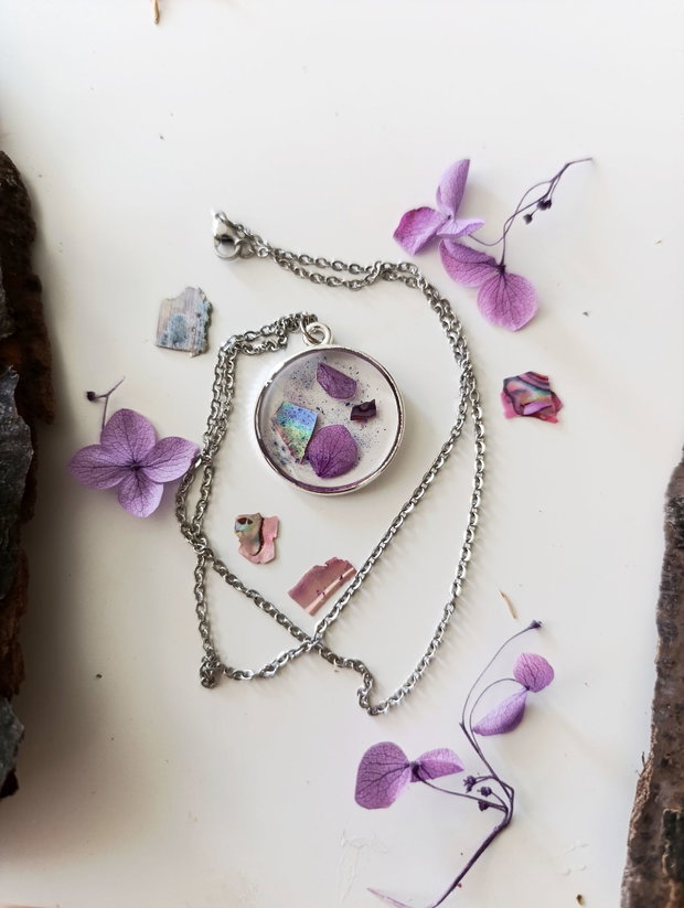 Are Seashels afraid of change? - Pandantiv handmade unicat din rasina cu flori naturale si insetii de vopsea