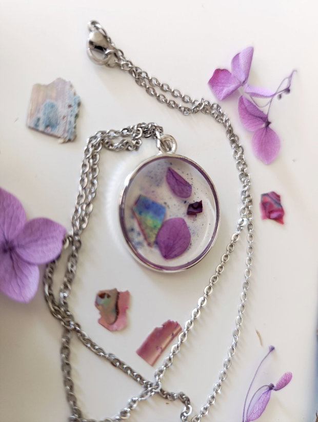 Are Seashels afraid of change? - Pandantiv handmade unicat din rasina cu flori naturale si insetii de vopsea