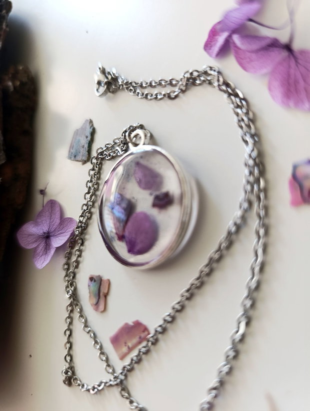 Are Seashels afraid of change? - Pandantiv handmade unicat din rasina cu flori naturale si insetii de vopsea