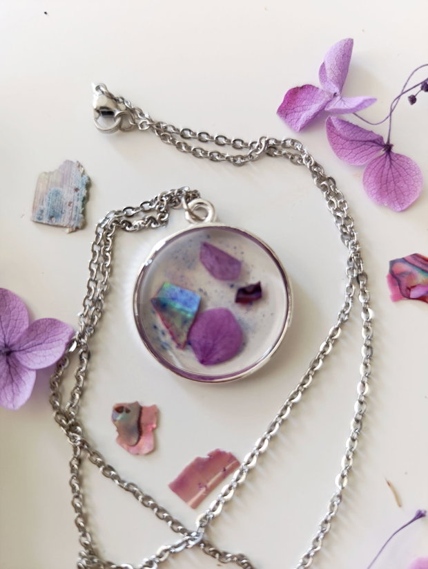 Are Seashels afraid of change? - Pandantiv handmade unicat din rasina cu flori naturale si insetii de vopsea