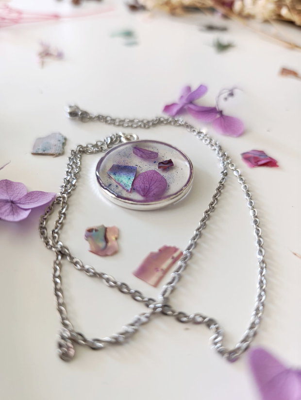 Are Seashels afraid of change? - Pandantiv handmade unicat din rasina cu flori naturale si insetii de vopsea