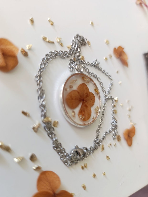 Do Flowers Wish For Gold? - Pandantiv handmade unicat din rasina cu flori naturale si insetii de vopsea