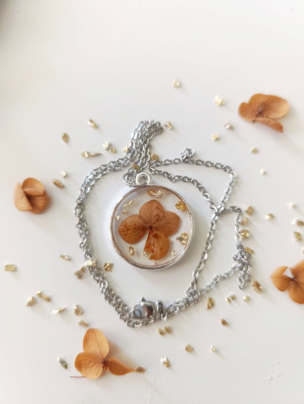 Do Flowers Wish For Gold? - Pandantiv handmade unicat din rasina cu flori naturale si insetii de vopsea