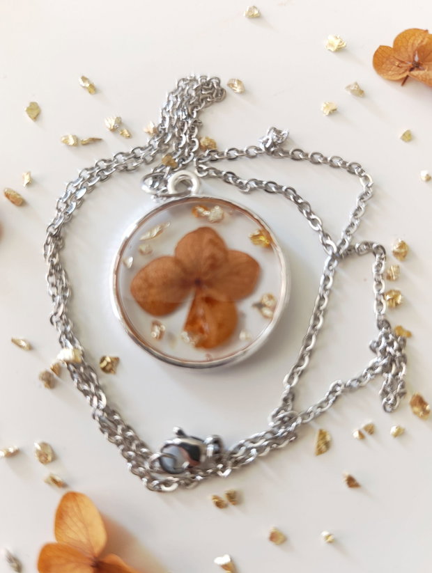 Do Flowers Wish For Gold? - Pandantiv handmade unicat din rasina cu flori naturale si insetii de vopsea