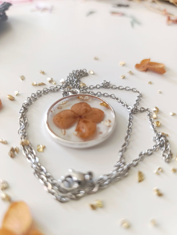 Do Flowers Wish For Gold? - Pandantiv handmade unicat din rasina cu flori naturale si insetii de vopsea