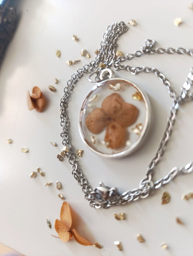 Do Flowers Wish For Gold? - Pandantiv handmade unicat din rasina cu flori naturale si insetii de vopsea