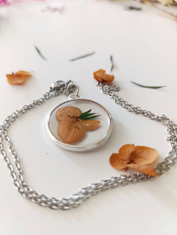 What Do Buds Want To Be When They Grow Up? -Pandantiv handmade unicat din rasina cu flori naturale si insetii de vopsea