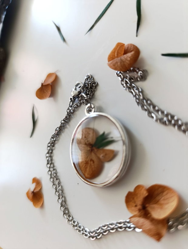What Do Buds Want To Be When They Grow Up? -Pandantiv handmade unicat din rasina cu flori naturale si insetii de vopsea