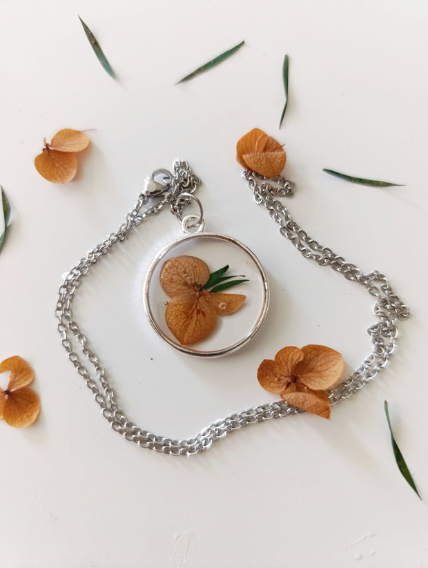 What Do Buds Want To Be When They Grow Up? -Pandantiv handmade unicat din rasina cu flori naturale si insetii de vopsea