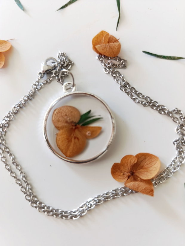 What Do Buds Want To Be When They Grow Up? -Pandantiv handmade unicat din rasina cu flori naturale si insetii de vopsea