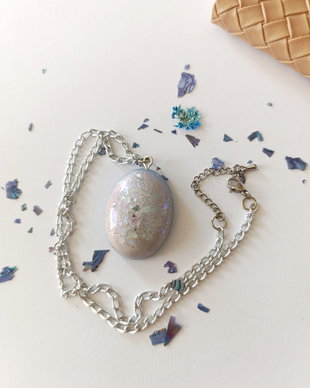 Colier handmade unicat din rasina cu insetii de vopsea