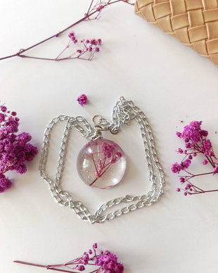 Colier handmade unicat din rasina cu insetii de vopsea